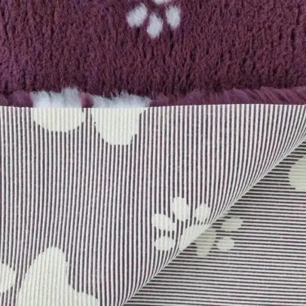 Vetbed | Hundedecke bordeaux mit weißen Pfoten - Anti - Rutsch - Mypuppystore #